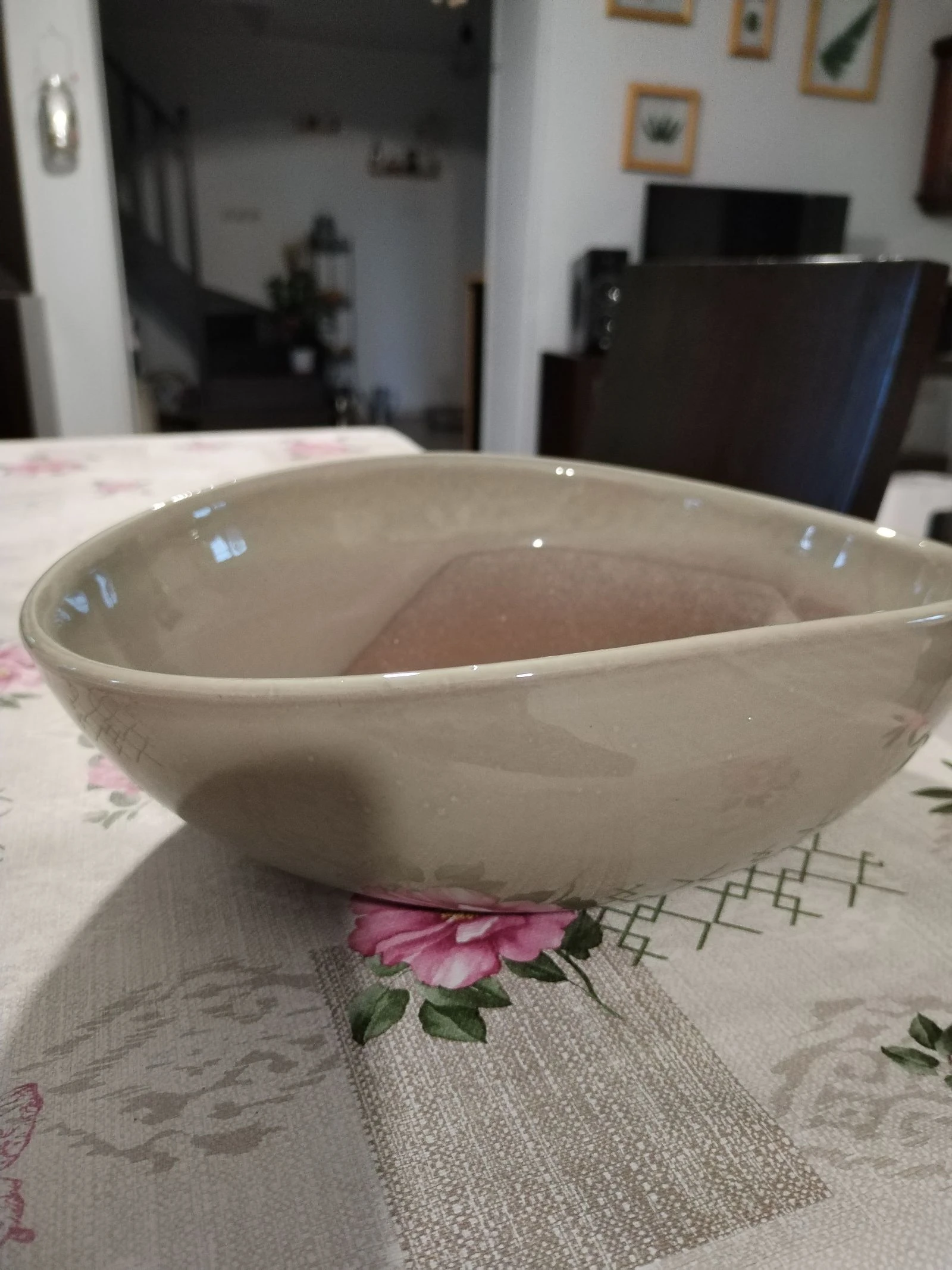 Belle coupelle forme ovale design, artisanale en terre cuite vernissé.